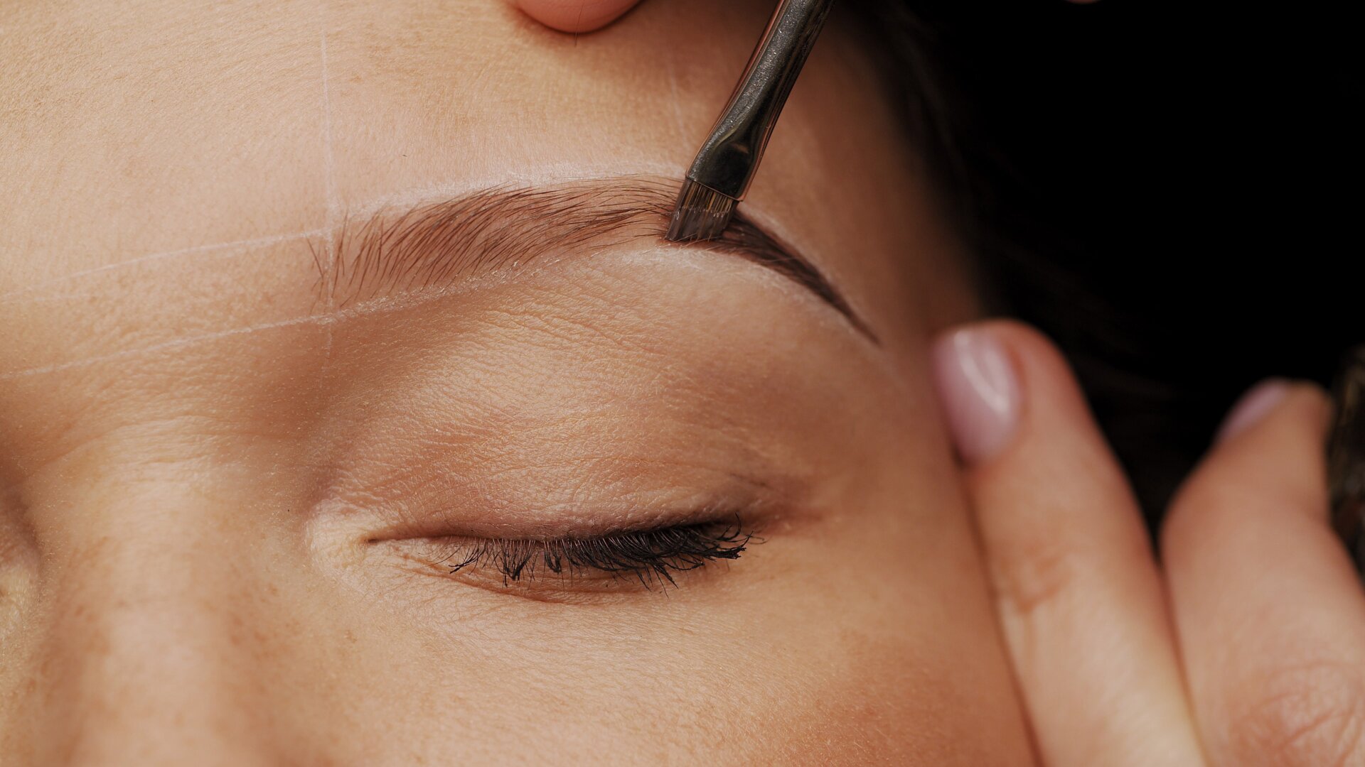Brow Lift – Sourcils redessinés et disciplinés